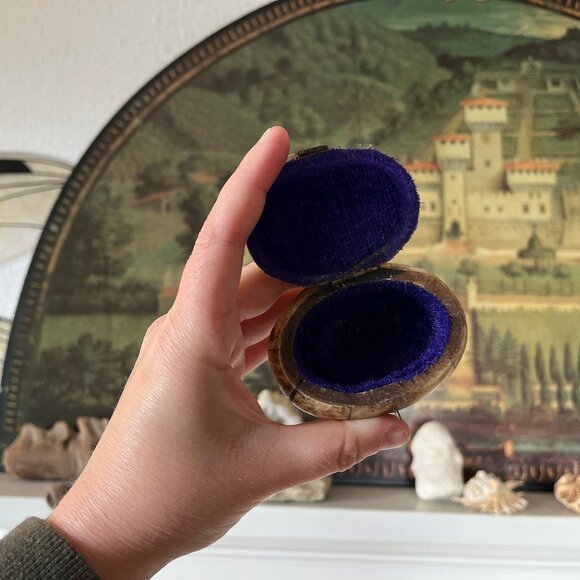 Vintage Camel Bone with Brass Inlay Oval Hinged Box - Picture 3 of 3